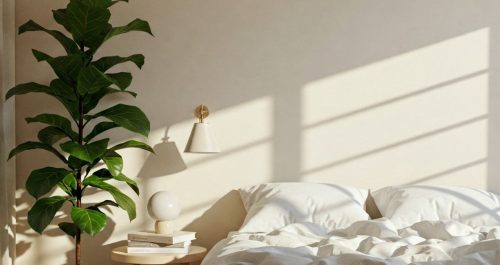Quarto minimalista com luz suave da tarde e uma planta ao lado da cama. A imagem transmite leveza, presença e calma — revelando como um simples toque verde pode transformar o ambiente em um espaço de bem-estar e conexão.